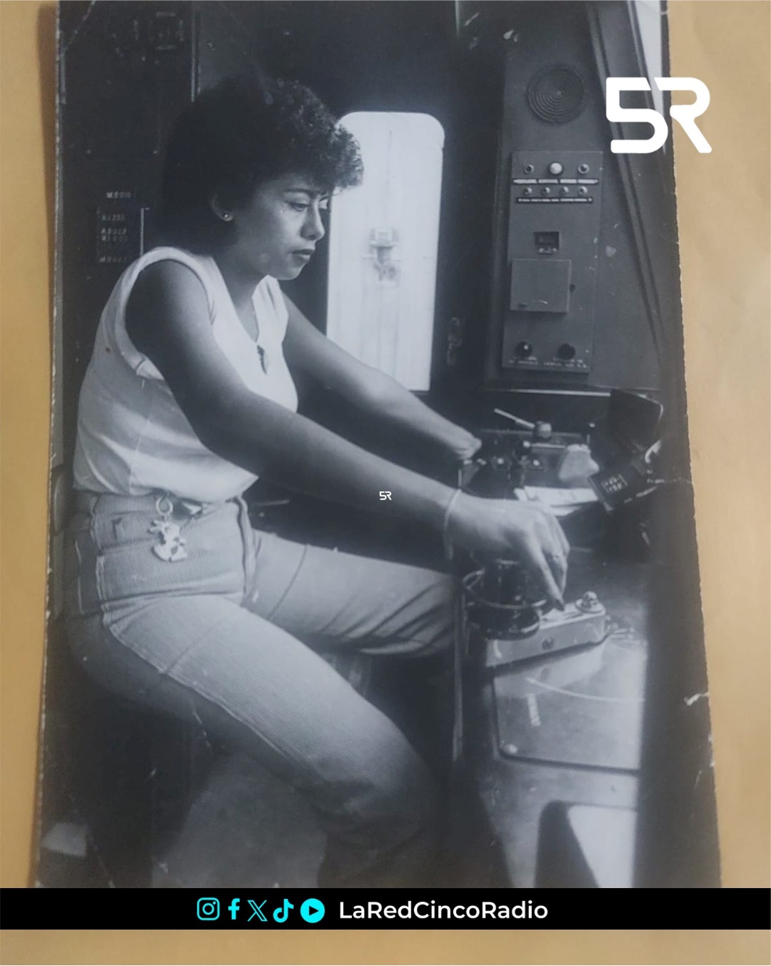 Desde Tepeojuma, Puebla, Dula Edith Larios Maldonado desafió lo imposible: en 1980 se convirtió en la primera mujer conductora del Metro de la Ciudad de México.
            En un entorno que le cerraba las puertas por ser mujer, ella las abrió con dignidad, coraje y determinación.
            Pasajeros se negaban a subir, compañeros la cuestionaban, pero ella siguió adelante.