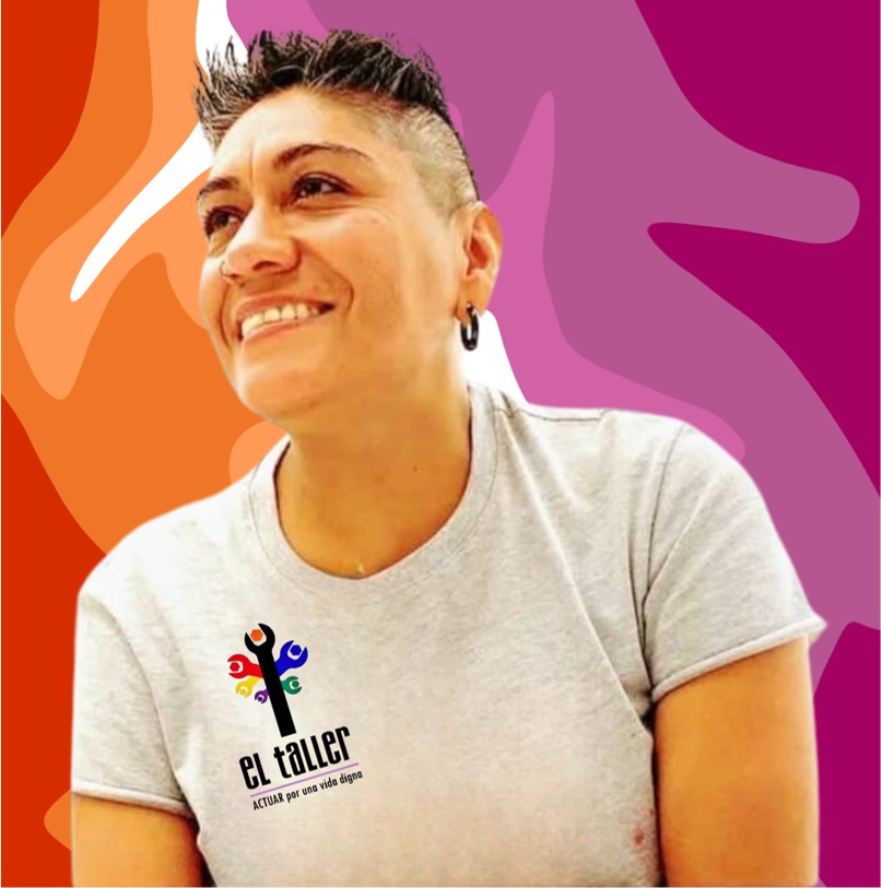 Fotografía de una persona sonriente con cabello corto y moderno, mirando hacia arriba. Viste una playera gris con el logo de la organización "El Taller A.C.". El fondo presenta formas abstractas en tonos naranja, rosa y morado. La imagen transmite una sensación de optimismo y activismo social