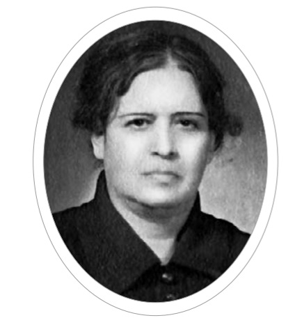 Retrato ovalado en blanco y negro de Guadalupe Narváez. La imagen muestra el rostro y hombros de una mujer con cabello oscuro recogido y expresión seria, vistiendo una blusa oscura de cuello alto. 