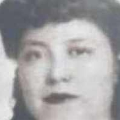 La imagen muestra un retrato de un fotografia de María de losÁngeles Flores de Beristáin, a blanco y negro, con un rostro serio. Ella fue una luchadora incansable por los derechos de las mujeres campesinas y el voto femenino. Su labor fue reconocida en 1983, cuando recibió un diploma del Gobernador Guillermo Jiménez Morales por su valiosa aportación en la lucha por los derechos políticos de la mujer poblana.